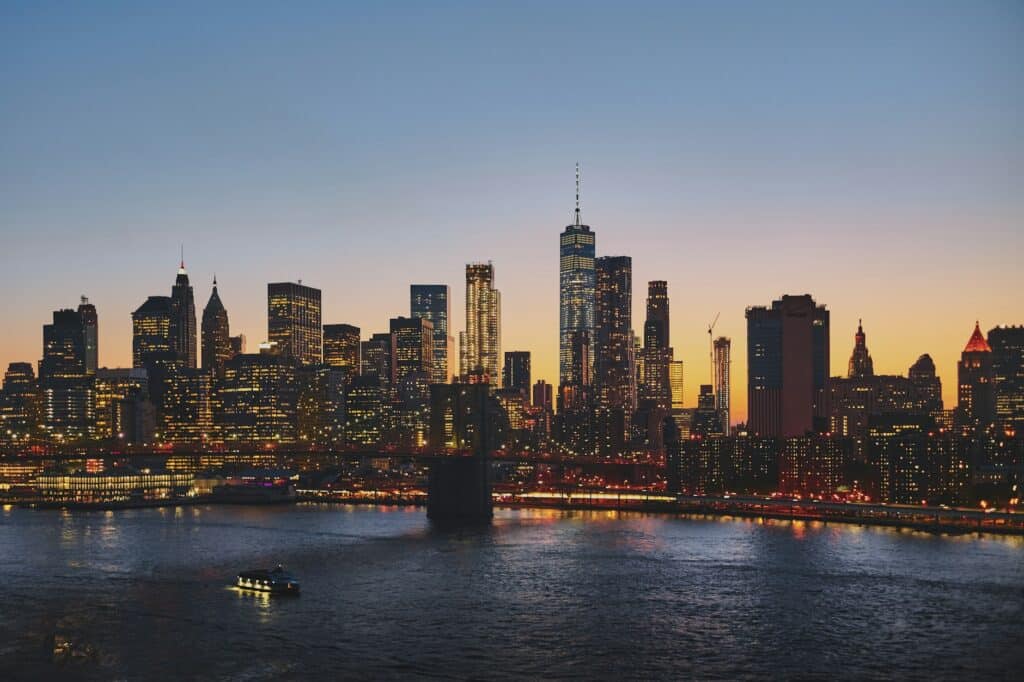 Les gratte-ciel de Manhattan au crépuscule, vus depuis l’East River